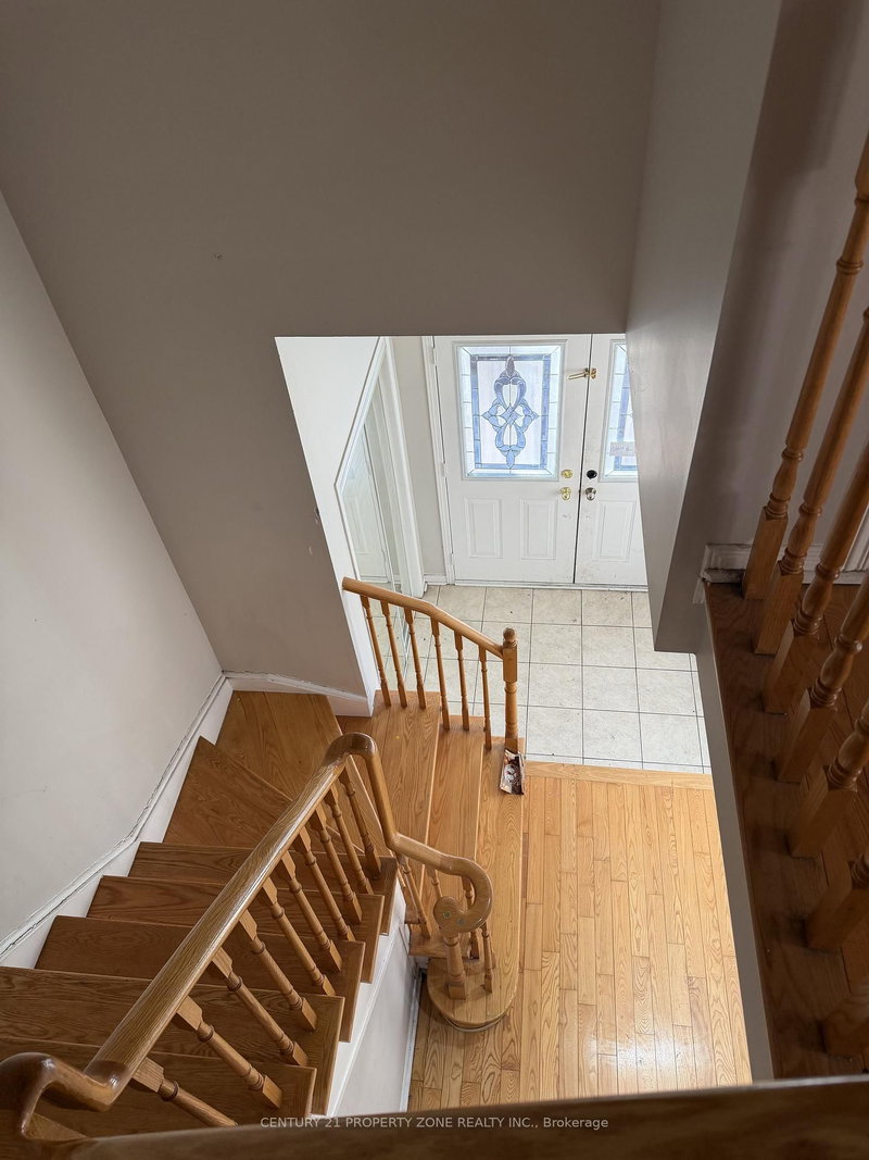 77 Maddybeth Cres, Brampton, L6Y 5R6 | Image 2