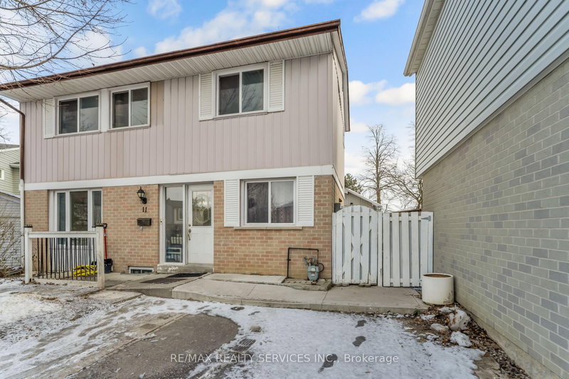 11 Juliette Sq, Brampton, L6S 2M6 | Image 2
