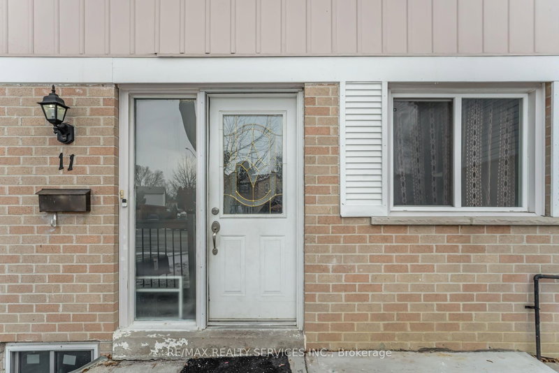 11 Juliette Sq, Brampton, L6S 2M6 | Image 3