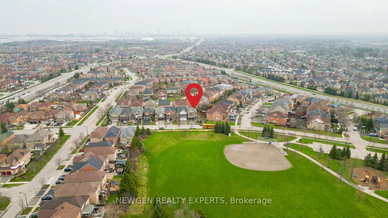 812 Knotty Pine Grve, Mississauga, L5W 1K5 | Image 3