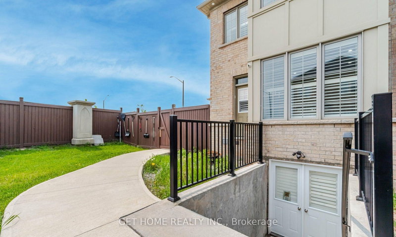 8 Nightland Crt, Brampton, L6Y 0A5 | Image 3