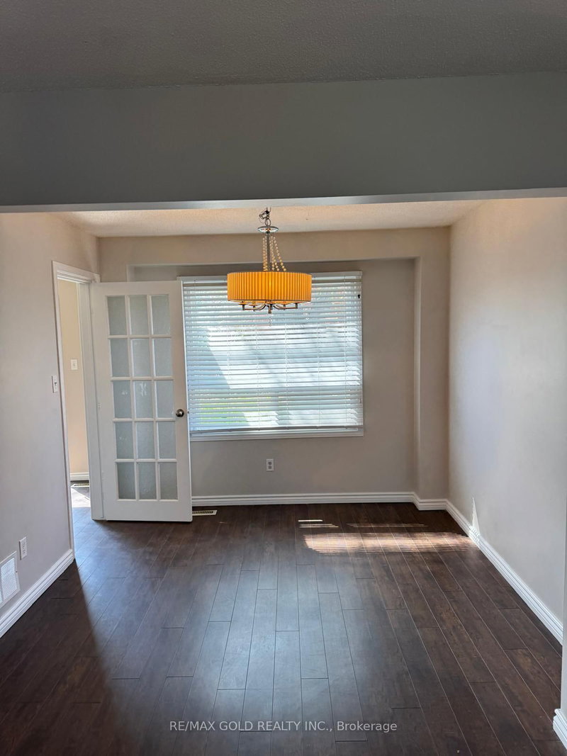 5 Ravenswood Dr, Brampton, L6Y 3Y5 | Image 3