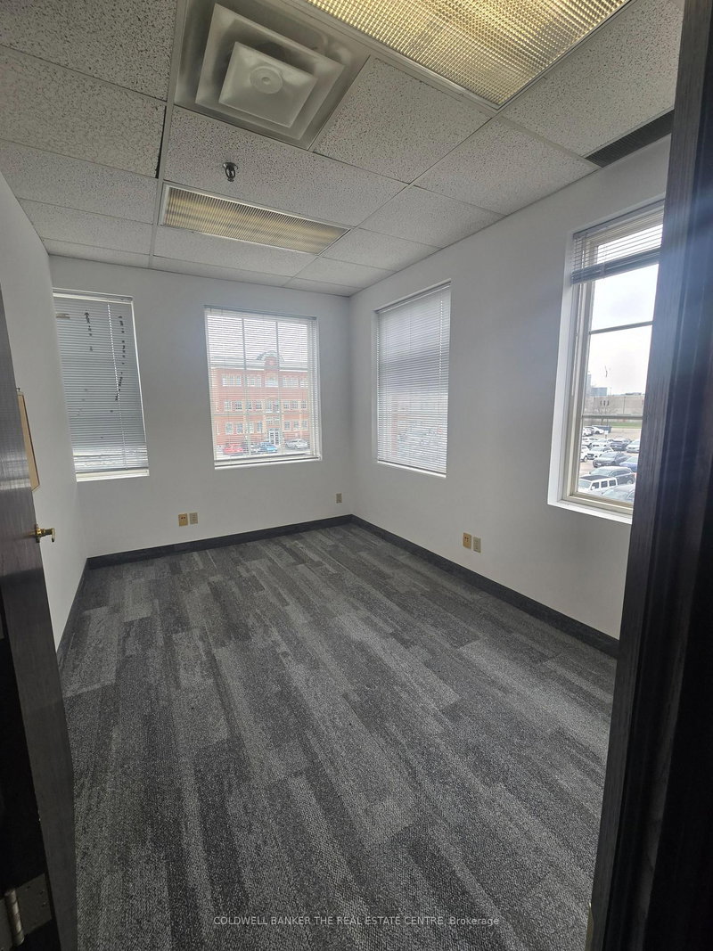 1/300 - 5025 Orbitor Dr, Mississauga, L4W 4Y5 | Image 2