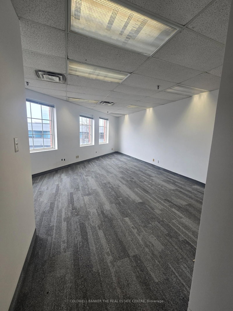 1/300 - 5025 Orbitor Dr, Mississauga, L4W 4Y5 | Image 3