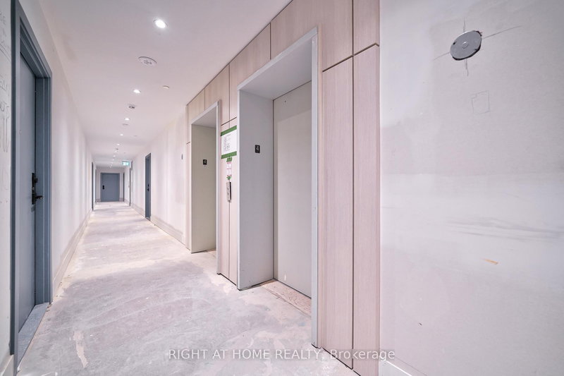 1063 Douglas Mccurdy Comm Circ, Mississauga, L5L 3H9 | Image 2