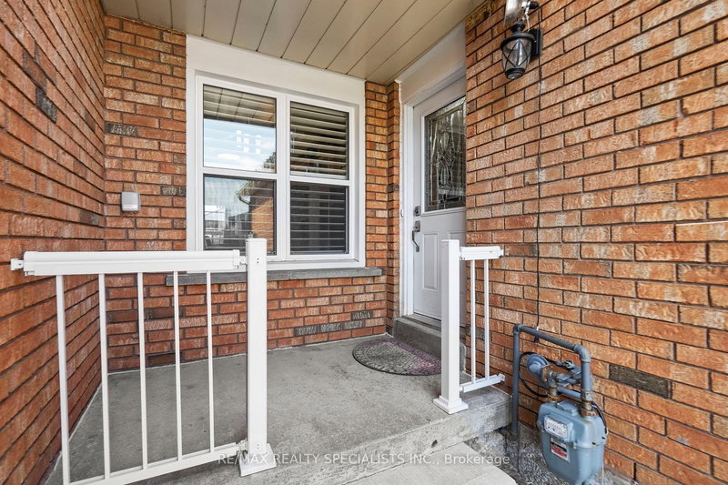 121 Tulip Dr, Brampton, L6Y 3X6 | Image 2