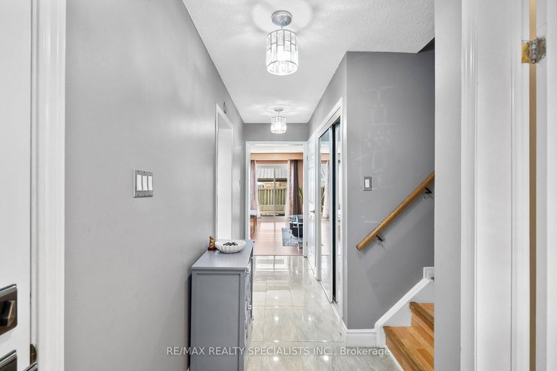 121 Tulip Dr, Brampton, L6Y 3X6 | Image 3