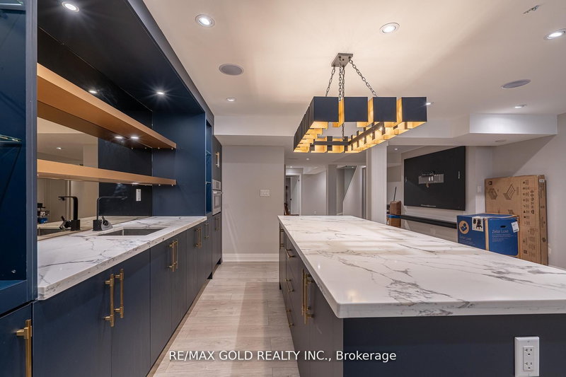 61 Yellowknife Rd, Brampton, L6R 0B3 | Image 2