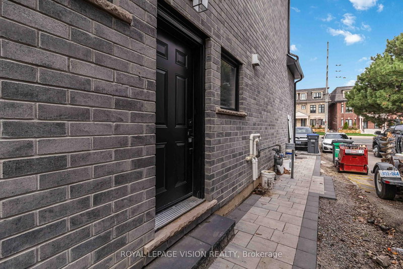 Lower - 77 Thomas St, Mississauga, L5M 1Y6 | Image 3