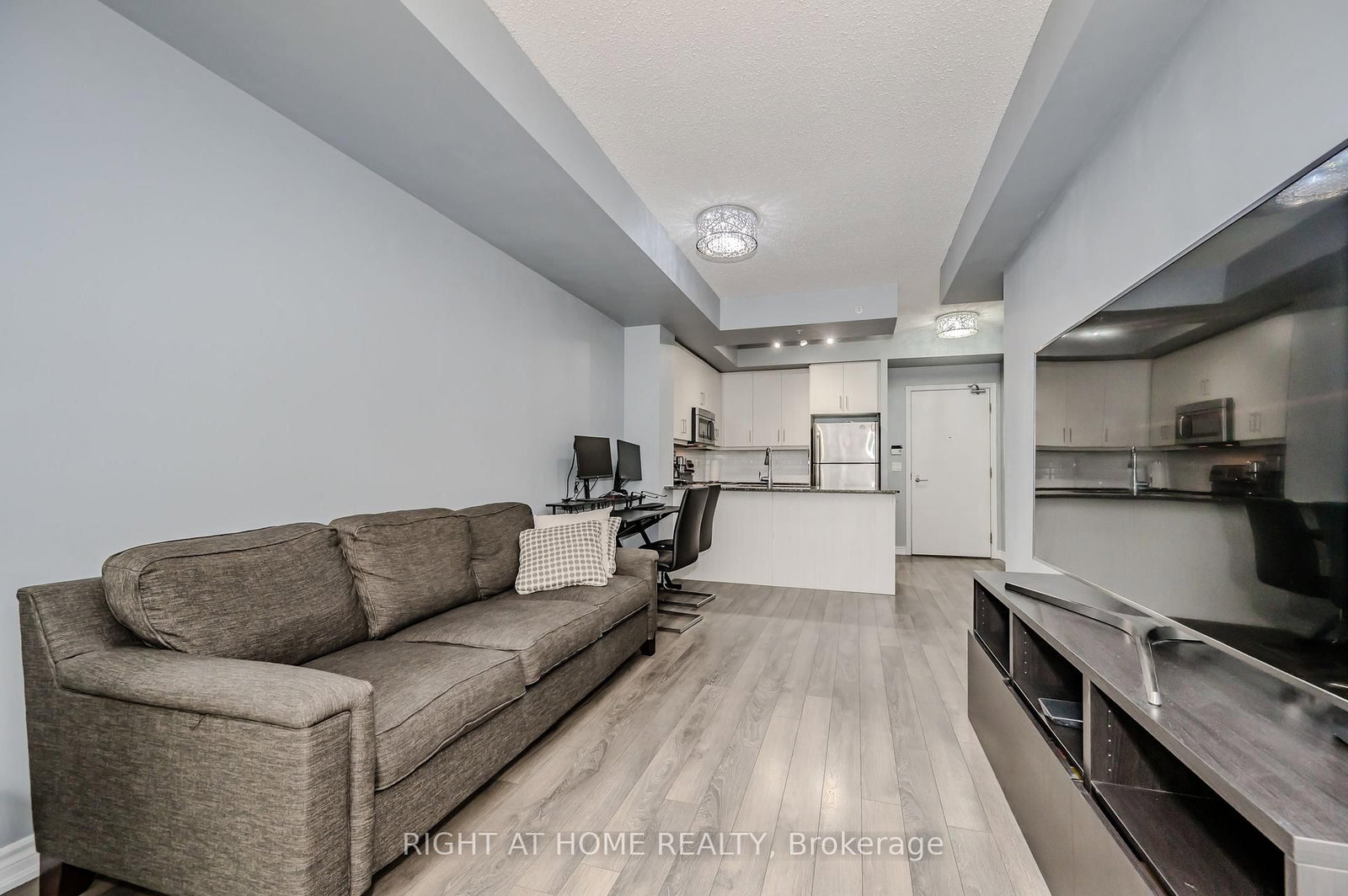 15 James Finlay Way, Unit 917 - Photo 5
