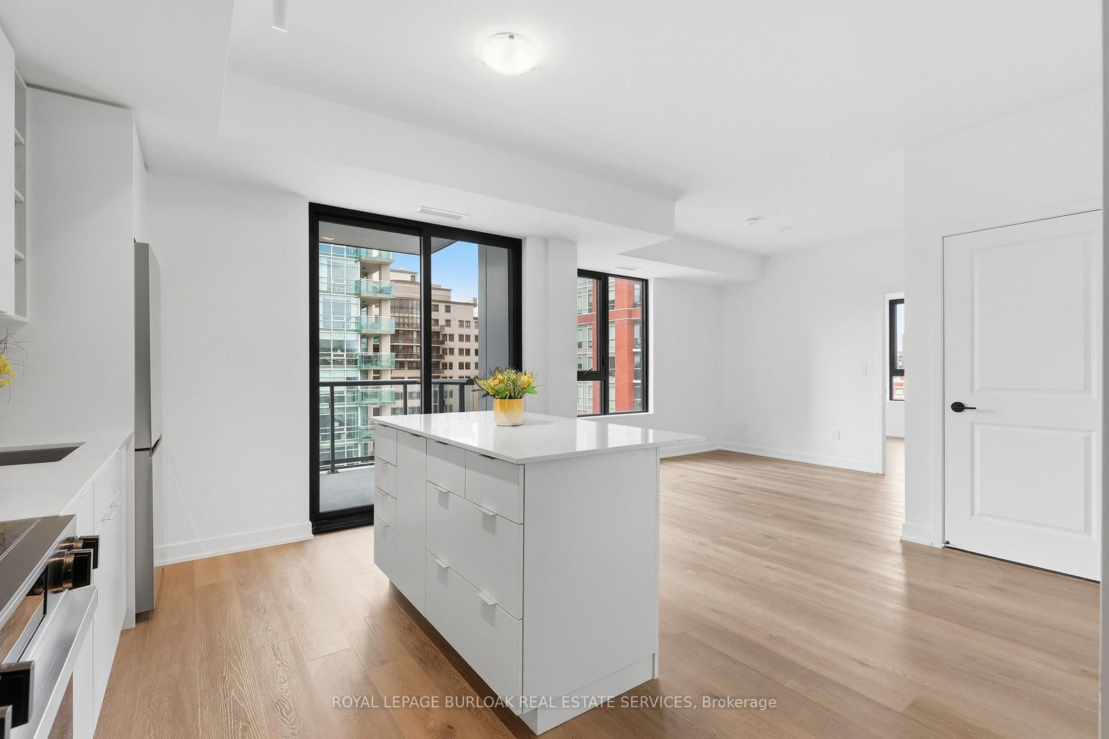 2075 Lakeshore Road, Unit 609 - Photo 2