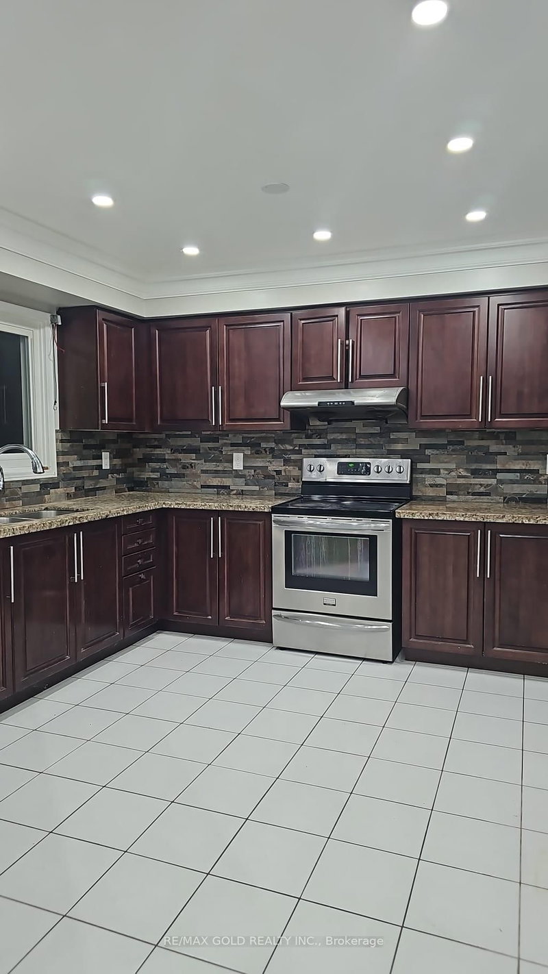 45 Livingston Dr, Caledon, L7C 1A1 | Image 2