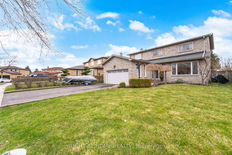 909 Lovingston Cres, Mississauga, L4W 3S6 | Image 2