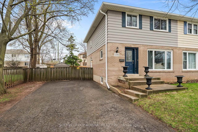 1295 Napier Crescent