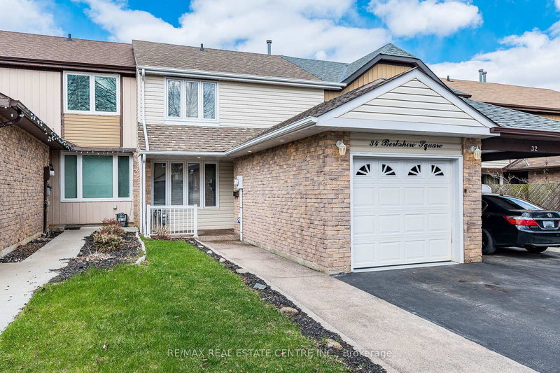 34 Berkshire Sq, Brampton, L6Z 1N4 | Image 2