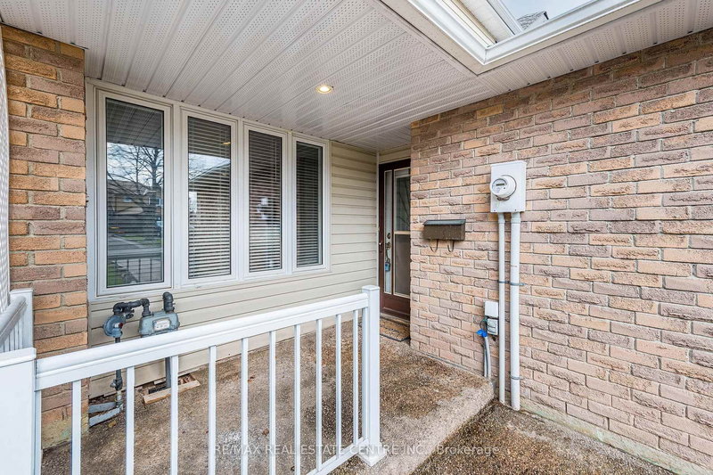 34 Berkshire Sq, Brampton, L6Z 1N4 | Image 3