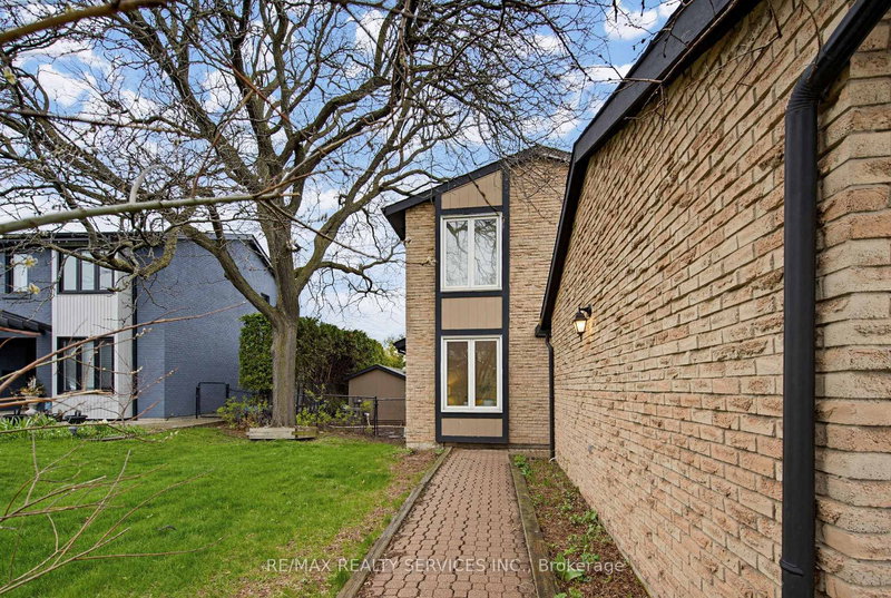 2545 Folkway Dr, Mississauga, L5L 2J9 | Image 3