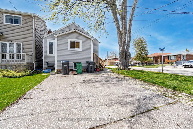 2 - 1078 Eastmount Ave, Mississauga, L5E 1Z3 | Image 2