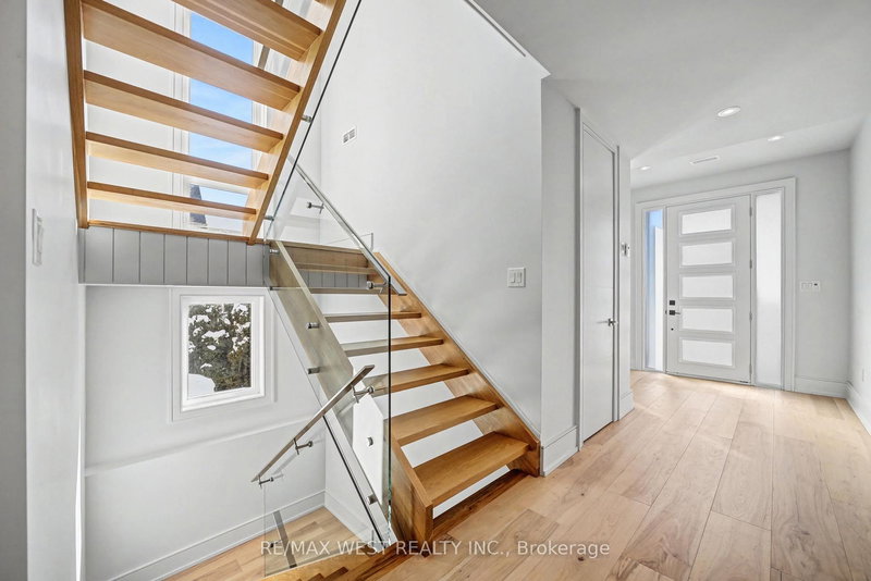 2267 Fifth Line W, Mississauga, L5K 1V7 | Image 2