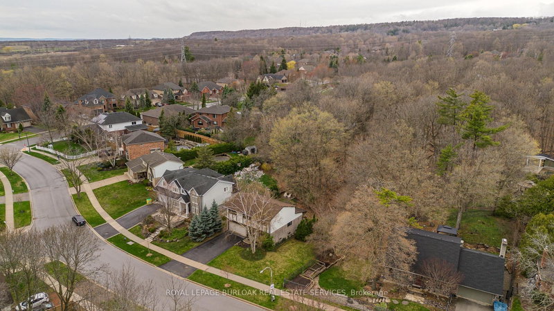 1141 Crofton Way, Burlington, L7P 3A8 | Image 2