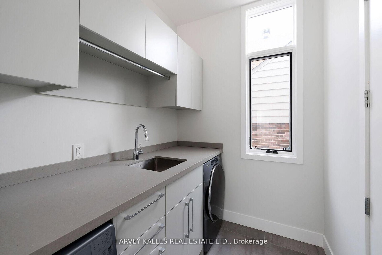 Detached House for sale at 43 Ballacaine Drive, Toronto, Ontario, M8Y 4B1 - Stonegate-Queensway - MLS: W13029896