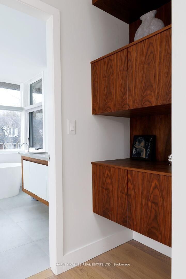 Detached House for sale at 43 Ballacaine Drive, Toronto, Ontario, M8Y 4B1 - Stonegate-Queensway - MLS: W13029896