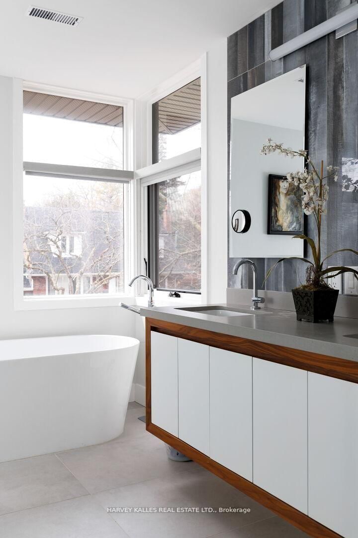 Detached House for sale at 43 Ballacaine Drive, Toronto, Ontario, M8Y 4B1 - Stonegate-Queensway - MLS: W13029896