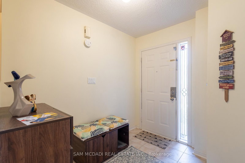 3158 Clayhill Rd, Mississauga, L5B 4K2 | Image 3