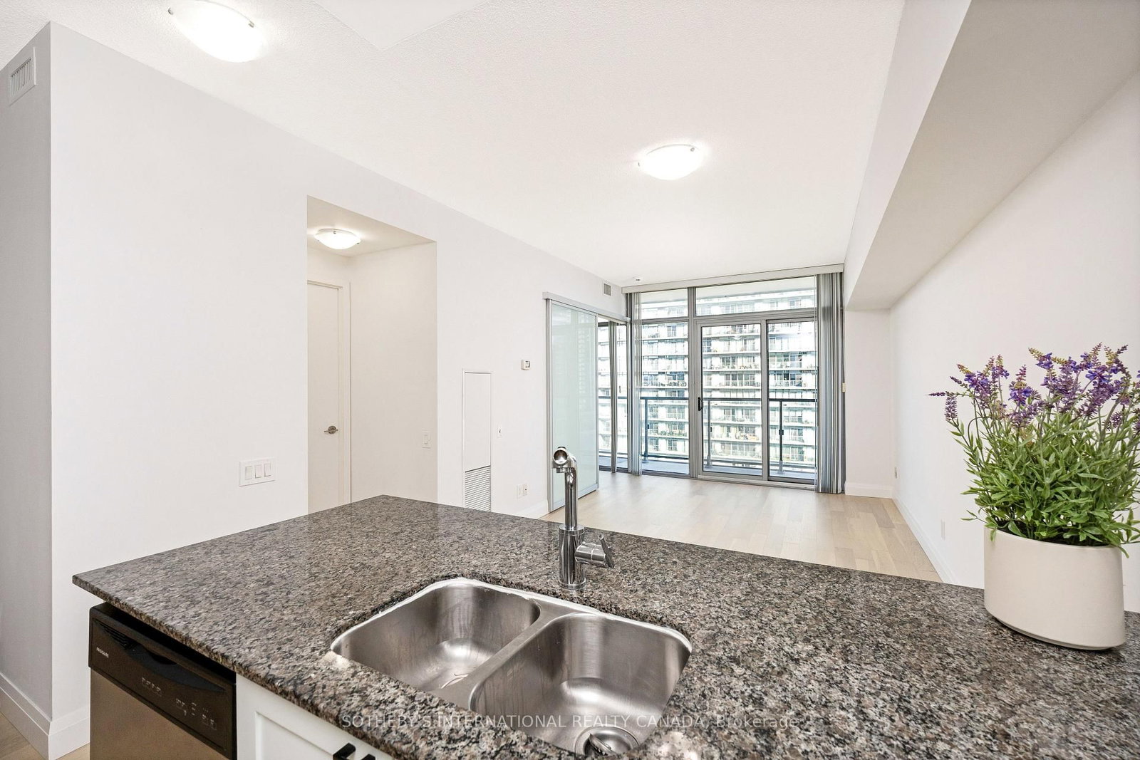 105 The Queensway Avenue, Unit 1601 - Photo 11