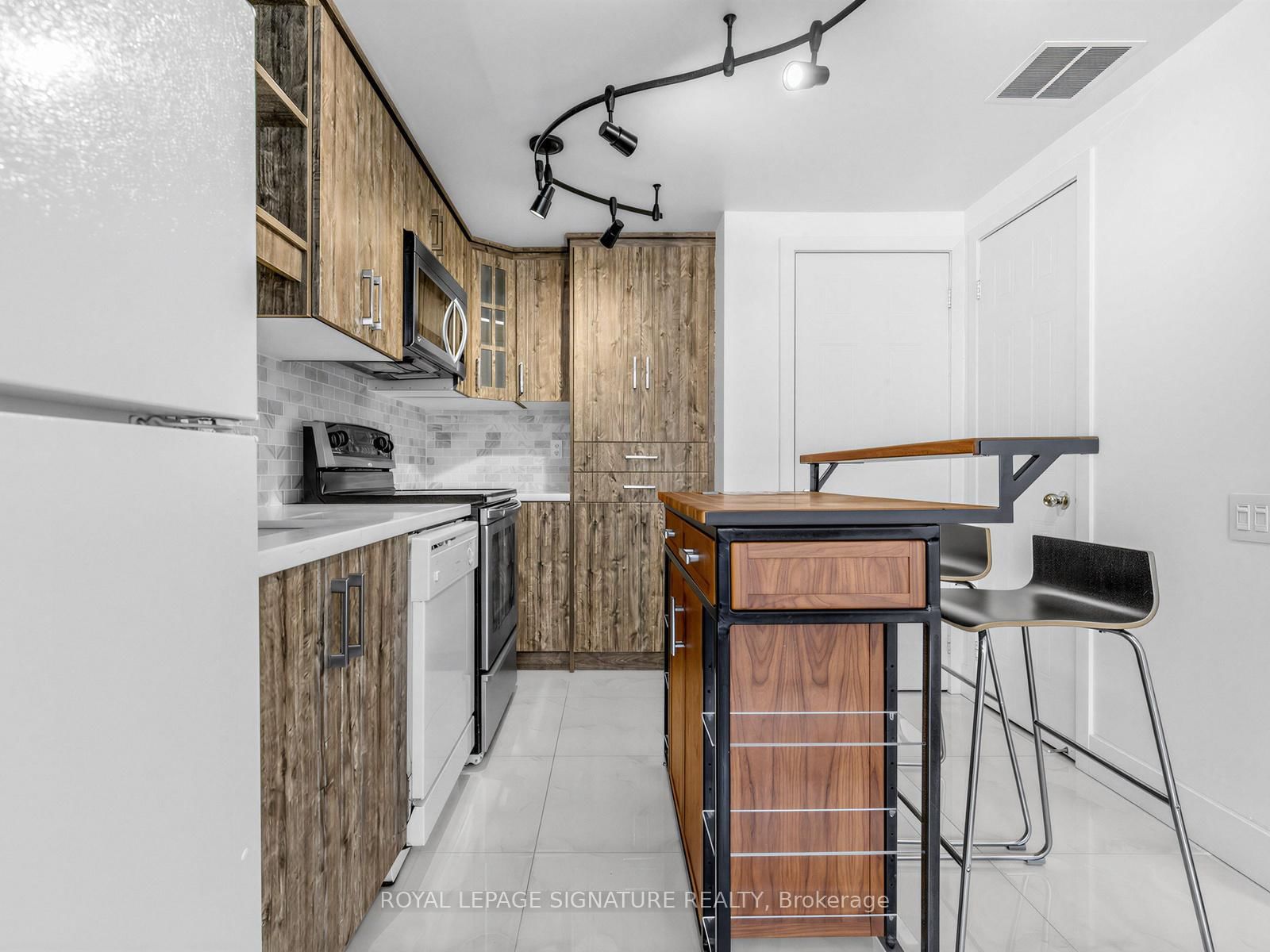 760 Lawrence Avenue W, Unit 121 - Photo 8