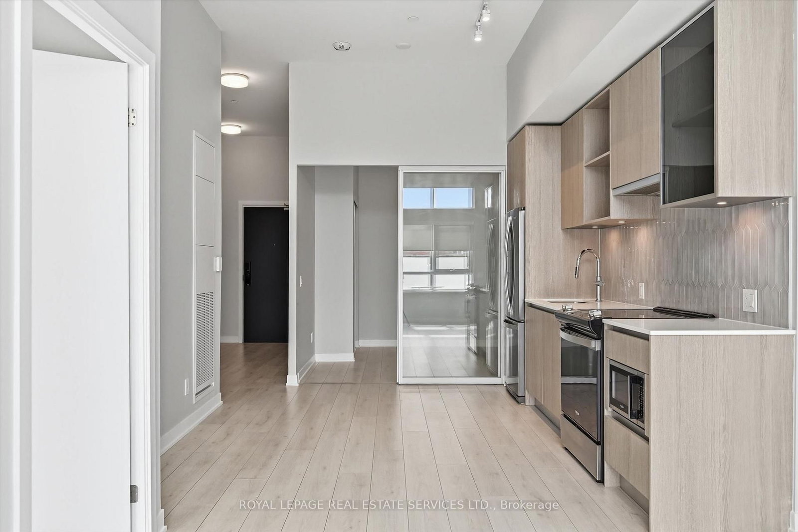 405 Dundas Street W, Unit 104 - Photo 11