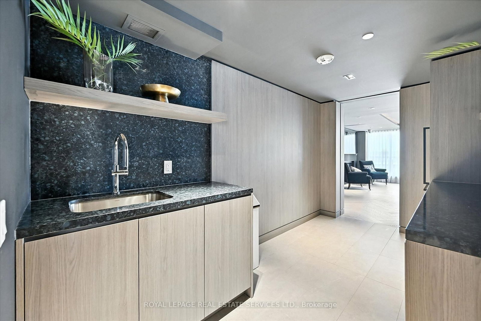 405 Dundas Street W, Unit 104 - Photo 37