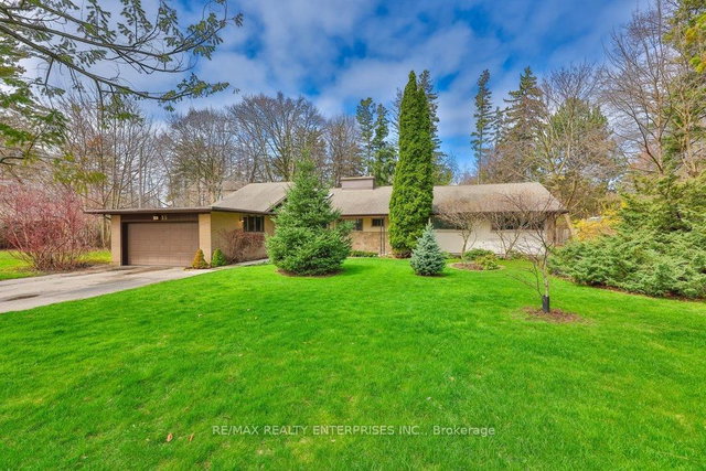 35 Hollyrood Heights Drive