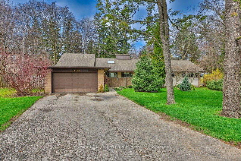 35 Hollyrood Heights Dr, Mississauga, L5G 2H2 | Image 2