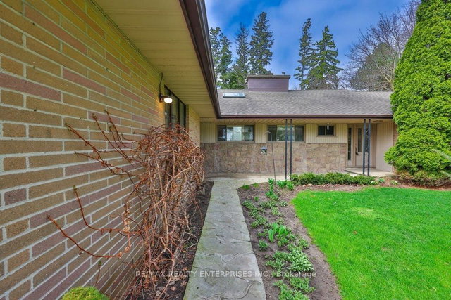 35 Hollyrood Heights Drive