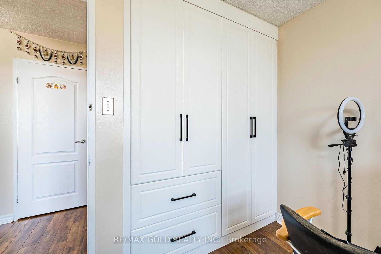 18 Knightsbridge Road, Unit 404 - Photo 32