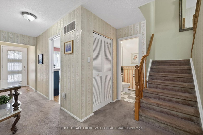 2305 Delkus Cres, Mississauga, L5A 1K8 | Image 2