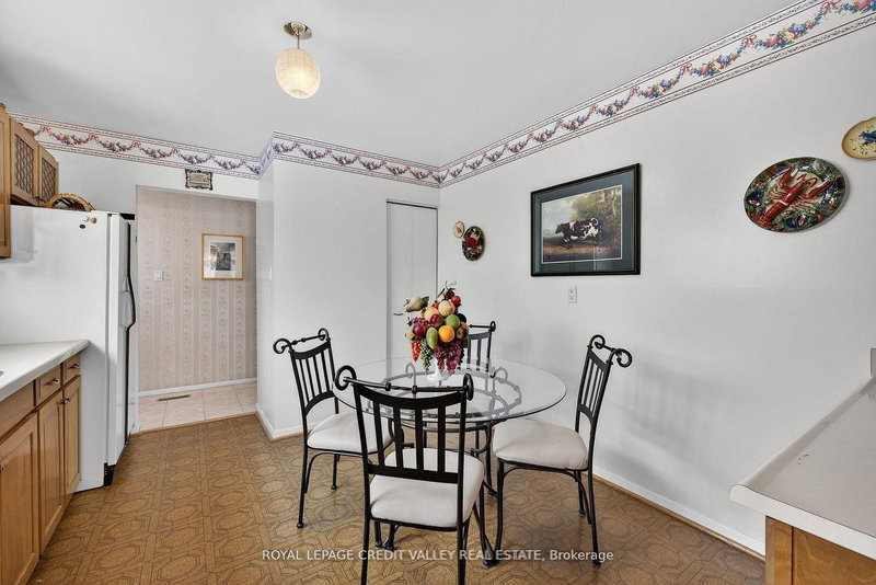 2305 Delkus Cres, Mississauga, L5A 1K8 | Image 3