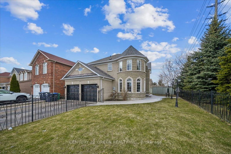 1031 Blueheron Blvd, Mississauga, L5V 2J8 | Image 2