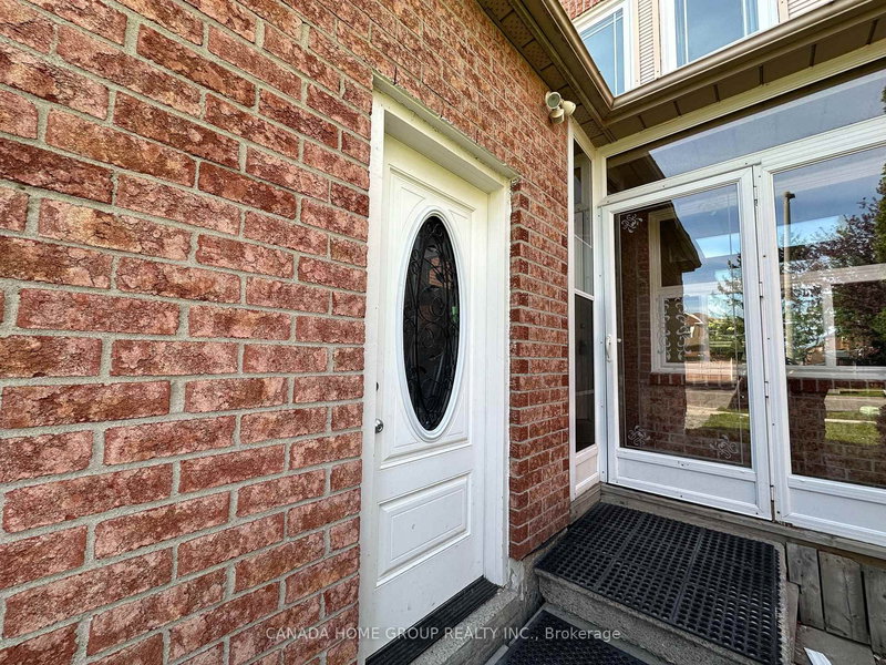 303 Riel Dr, Mississauga, L5B 3K1 | Image 3