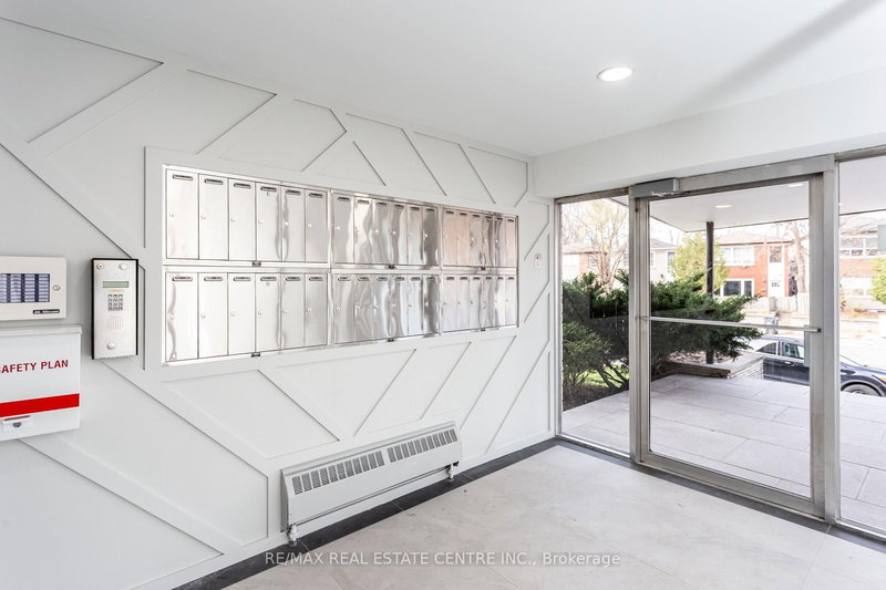 406 - 371 Lakeshore Rd W, Mississauga, L5H 1H4 | Image 3