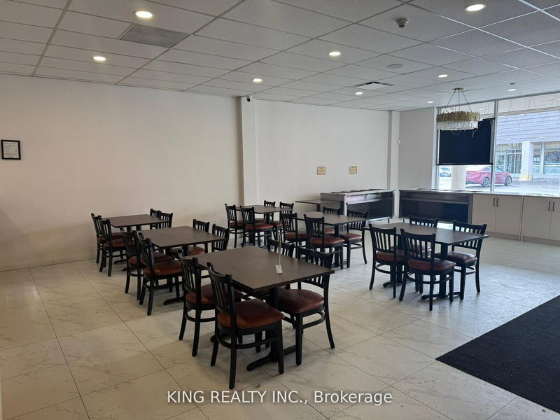 36 Avondale Blvd, Brampton, L6T 1H3 | Image 3