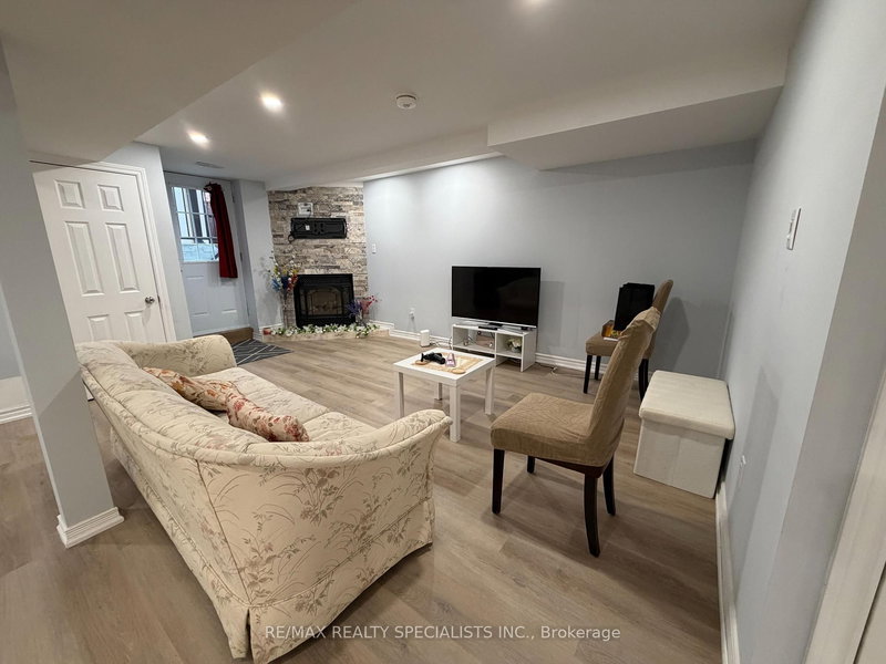 BSMT - 934 Boyer Blvd, Mississauga, L5V 1X4 | Image 2