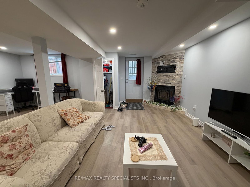 BSMT - 934 Boyer Blvd, Mississauga, L5V 1X4 | Image 3