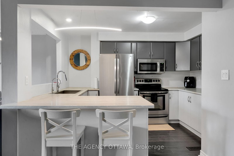 10 Collins Cres, Brampton, L6V 3M9 | Image 3