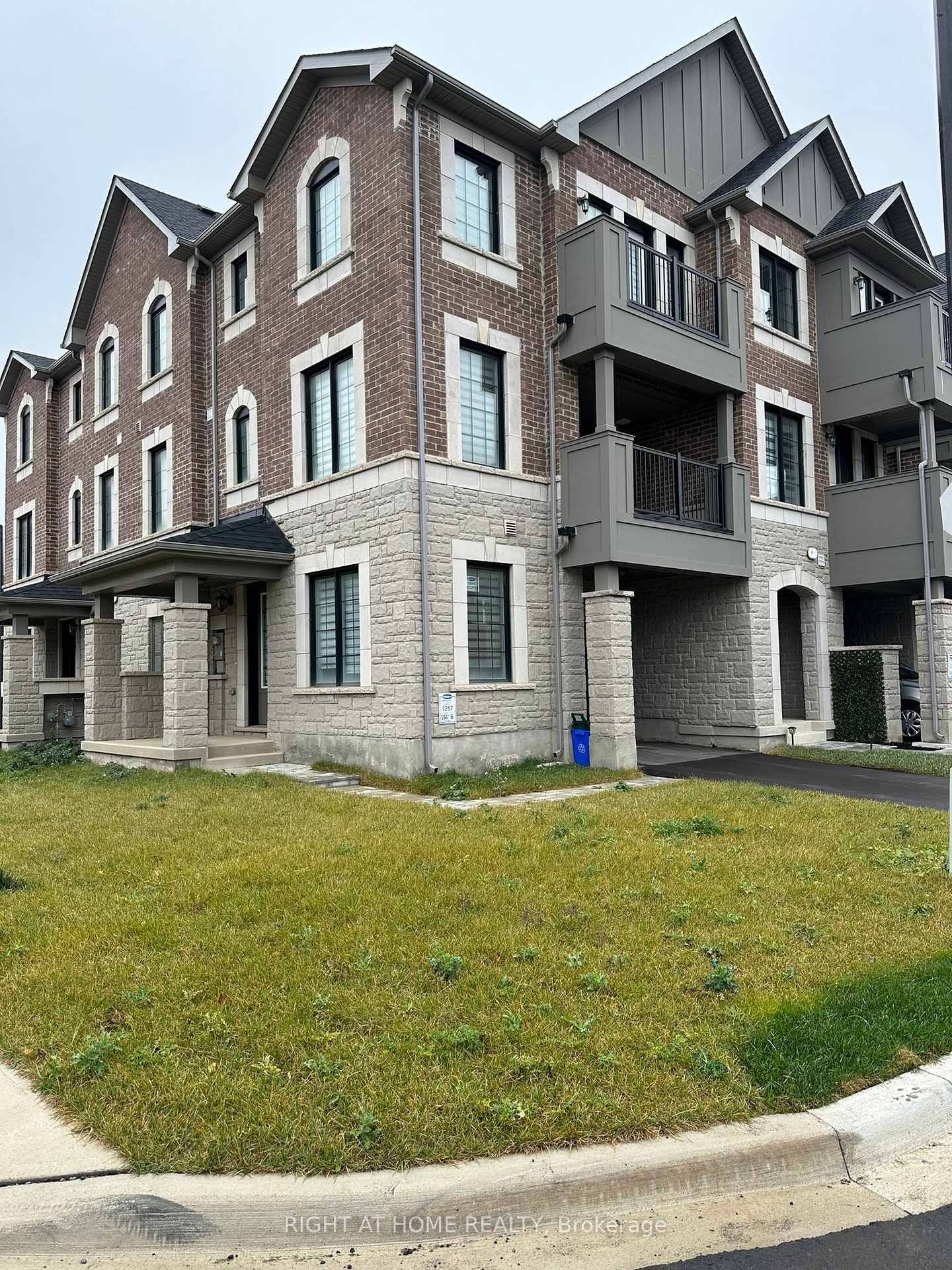 1593 Moira Crescent - Photo 3