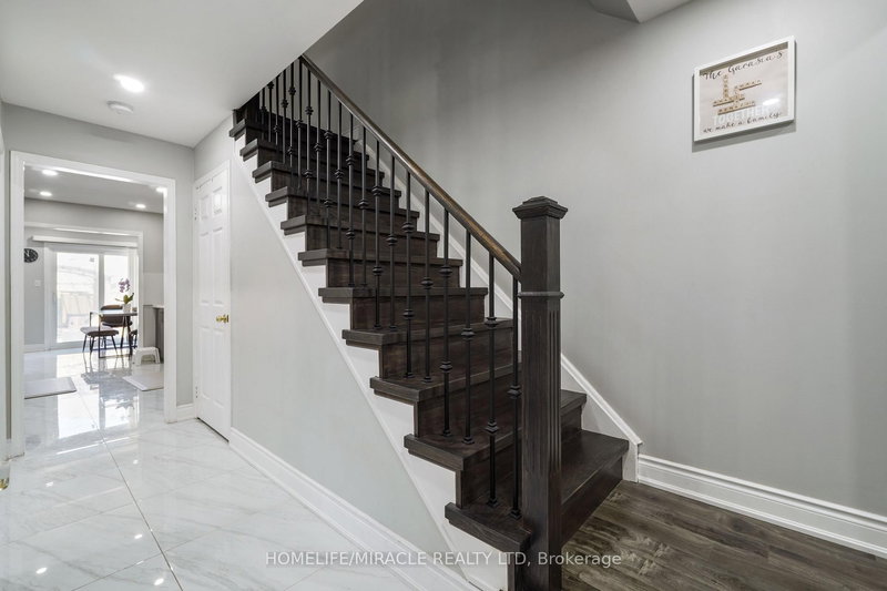 18 Prairie Rose Circ, Brampton, L6R 1R4 | Image 3