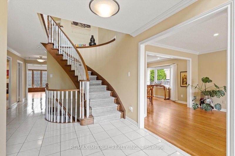 2044 Schoolmaster Circ, Oakville, L6M 3A1 | Image 2