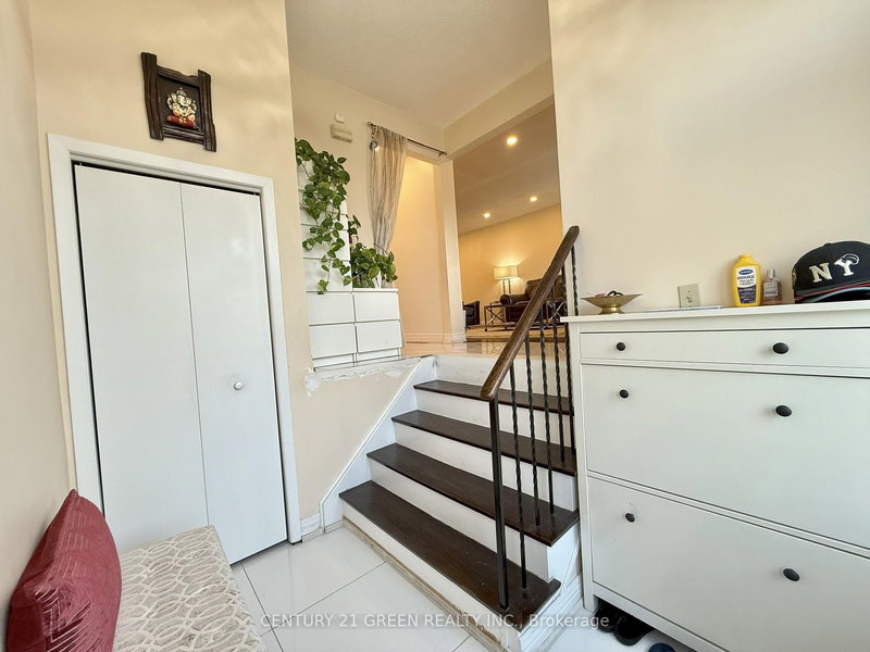 Upper - 963 Lovingston Cres, Mississauga, L4W 3V7 | Image 3