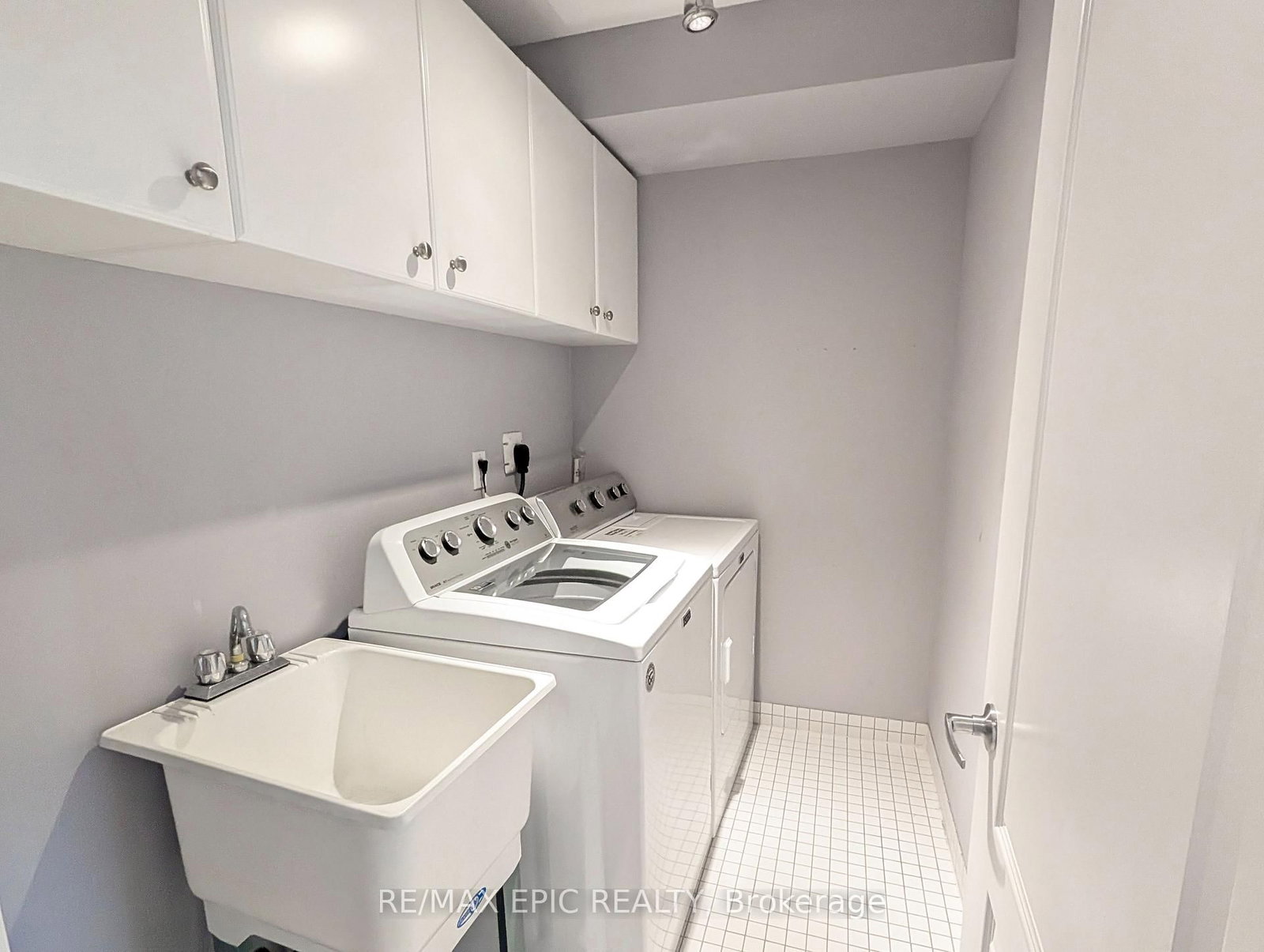 235 VAN DUSEN Boulevard, Unit 3 - Photo 14